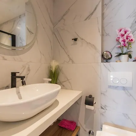Luxury Monika With Shared Pool Apartman *