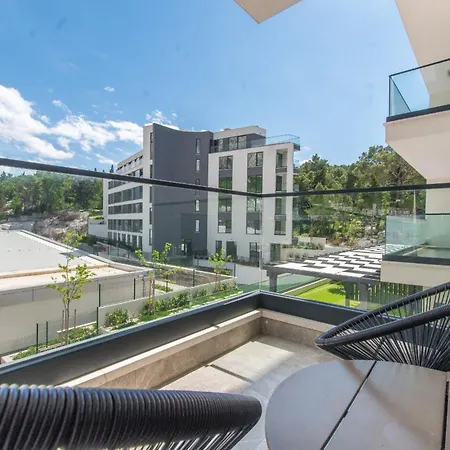 Apartman Luxury Monika With Shared Pool Makarska
