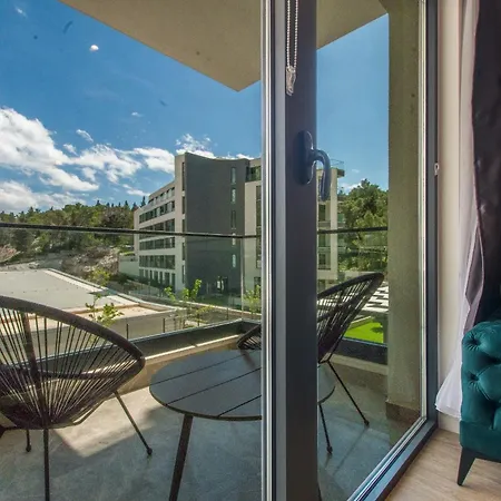 Apartman Luxury Monika With Shared Pool Makarska