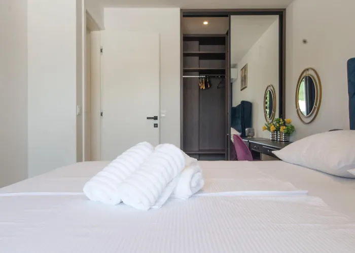 Luxury Monika With Shared Pool Apartament