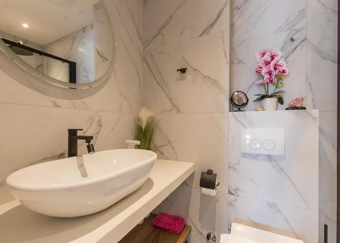 Luxury Monika With Shared Pool Apartament *