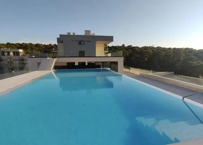 Luxury Monika With Shared Pool Apartament