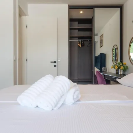 Luxury Monika With Shared Pool شقة